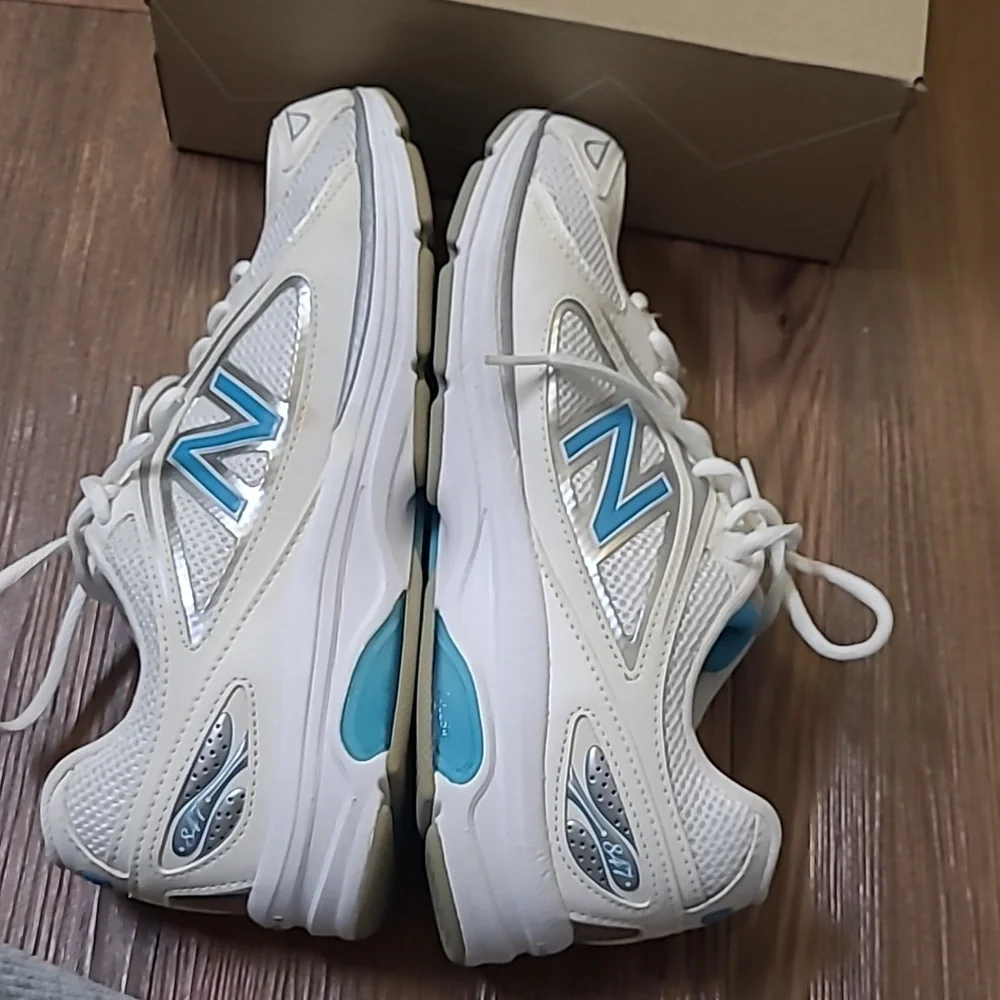 New Balance White and Sky Blue Athletic Shoes for women zise 10 used good condit